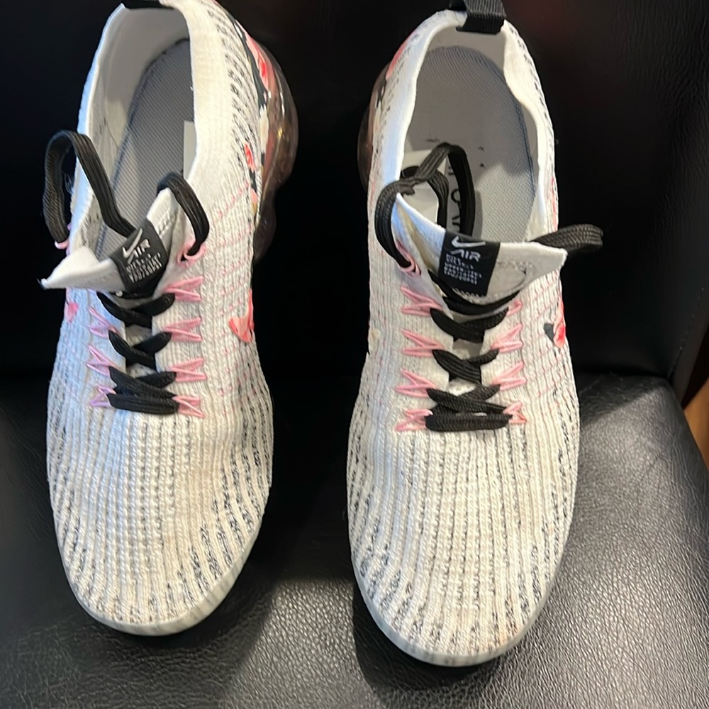 Size 8 Nike air max practically brand new only worn a few times. Smoke/ pet free